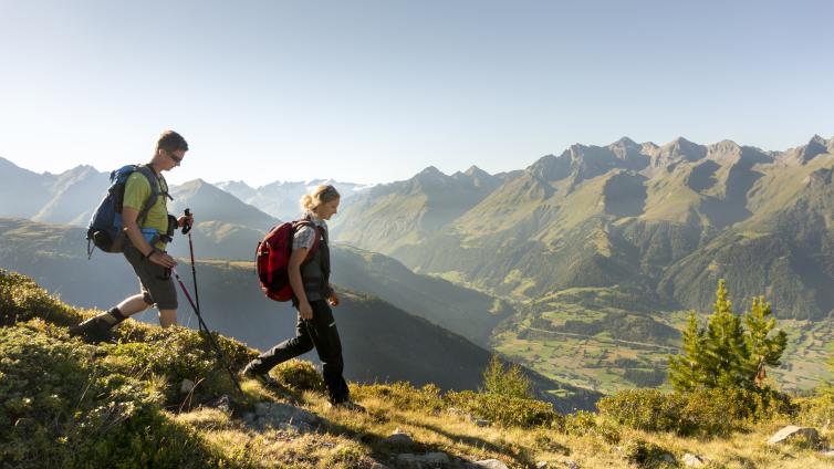 Über alte Pfade – vom Defereggen- ins Virgental © Nationalpark Hohe Tauern/Martin Lugger Wanderer im Gebirge