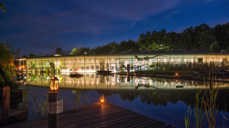 Naturparkzentrum UnterWasserReich bei Nacht