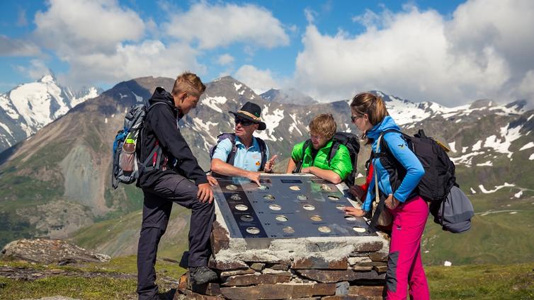 Besucher*innen am Geotrail in den Hohen Tauern