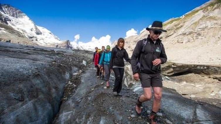 Besucher*innen am Gletscherweg zur Pasterze