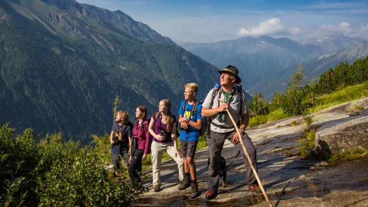 Wildnistour: Dem Rotwild auf der Spur © Nationalpark Hohe Tauern/Martin Steinthaler Besucher*innen unterwegs im Gebirge