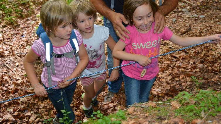 Kinder entdecken die Glocke