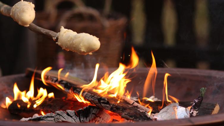 Lagerfeuer mit Kräutersteckerlbrot © Fotolia Lagerfeuer mit Kräutersteckerlbrot
