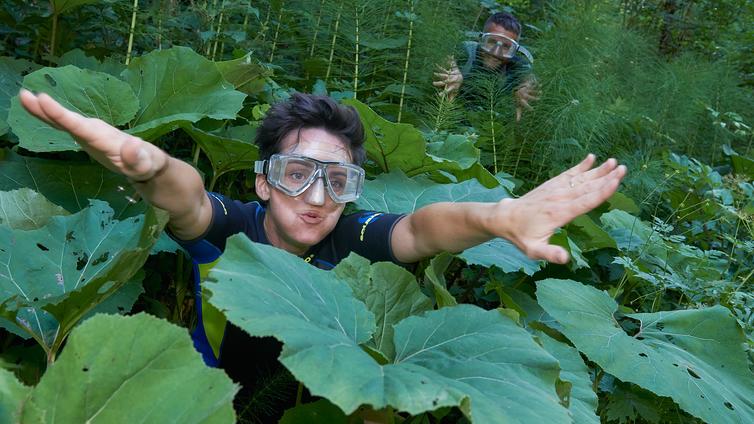 Mit Taucherbrille und -anzug durch den Wald getaucht