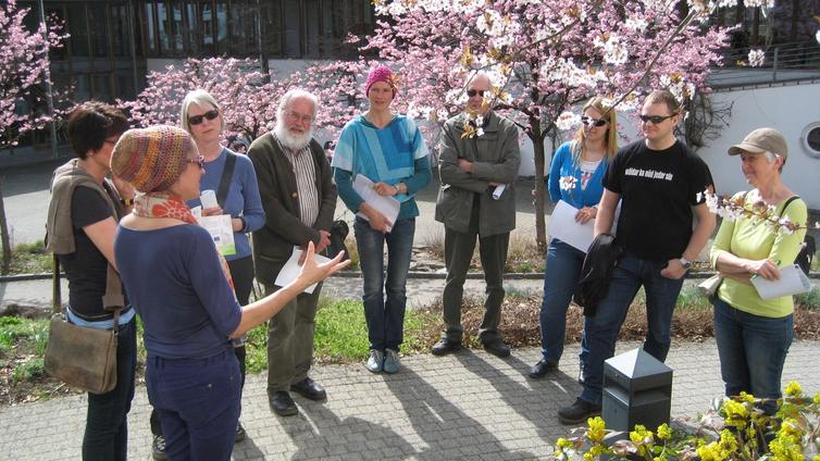 Exkursionsgruppe im Garten