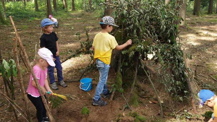 Kinder im Wald © Naturpark Obst-Hügel-Land Naturpark-Sommerkindergarten im Wald