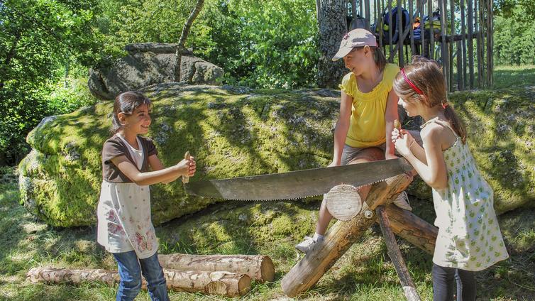 Ausflug in die Vergangenheit © NATURSCHAUSPIEL, Barbara Derntl Drei Kinder beim Sägen mit einer alten Holzzugsäge.