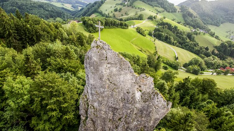 Blick von oben auf den Gipfel des Sauzahns.