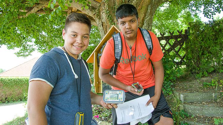 Nature Caching Attersee © NATURSCHAUSPIEL, Thomas Reibnegger Zwei junge Burschen sind mit ihren GPS-Geräten auf der Suche nach dem Schatz im Buchenwald.