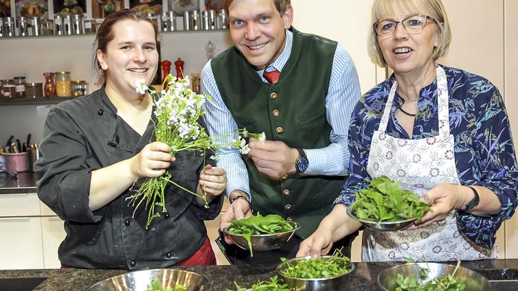 Naturrestaurant Gmunden © NATURSCHAUSPIEL, Klemens Fellner Heiter geht es in der Küche beim Kochen mit Kräutern zu!