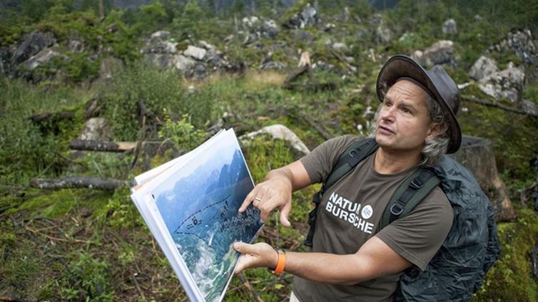 Johannes Weidinger erklärt anhand einer Karte die geologischen Besonderheiten der Kaltenbachwildnis.