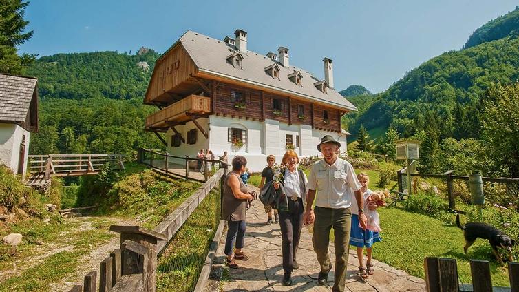 Eine Gruppe von Menschen vor dem Forsthaus Bodinggraben.