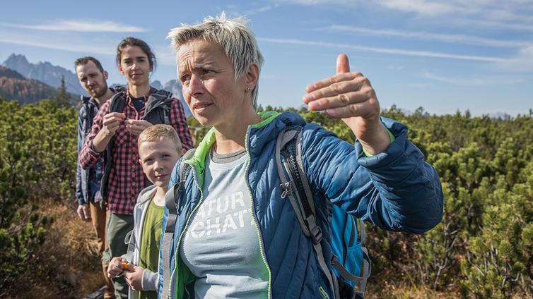 Betty Jehle erklärt den Teilnehmern die Eigenheiten des Löckenmooses.