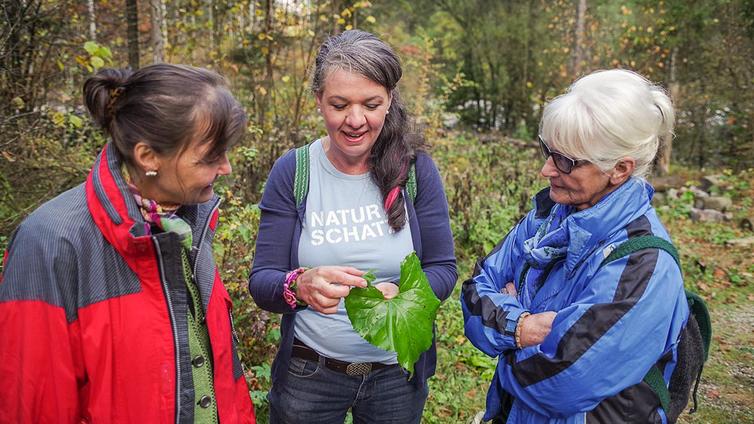 Maria Hageneder erklärt zwei Teilnehmerinnen die Eigenheiten eines Blattes.