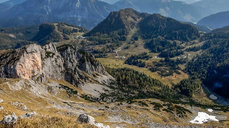 Blick vom Berg Richtung Wurzeralm und den Roten-Wand-Sattel.