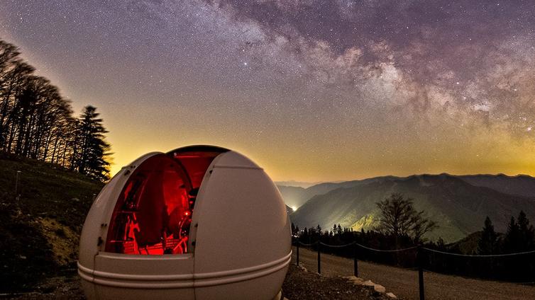 Blick vom Star Park auf der Hohen Dirn in den Nachthimmel über dem Ennstal.