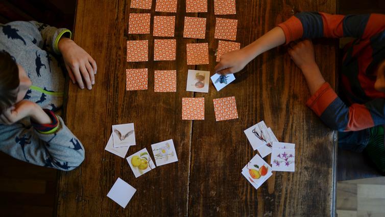 Kinder spielen ein Memo-Spiel