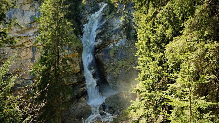 Der rauschende Keilkeller-Wasserfall © Hochgebirgsnaturpark Zillertaler Alpen Der rauschende Keilkeller-Wasserfall