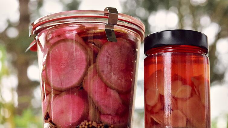 Einmachgläser mit fermentierten Gemüse