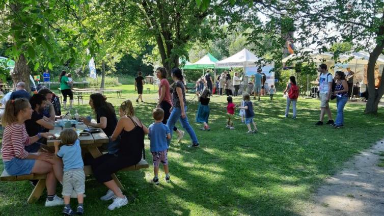 Besucherinnen und Besucher im Garten des Nationalparkhauses