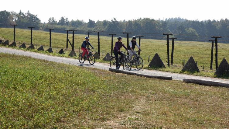 Radfahrer entlang des ehemaligen Eisernen Vorhanges