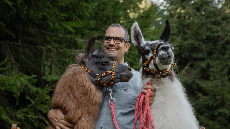 Ralf Hübinger mit zwei Lamas