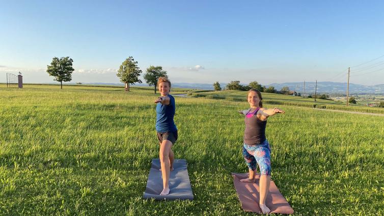 Yoga im Blütenmeer