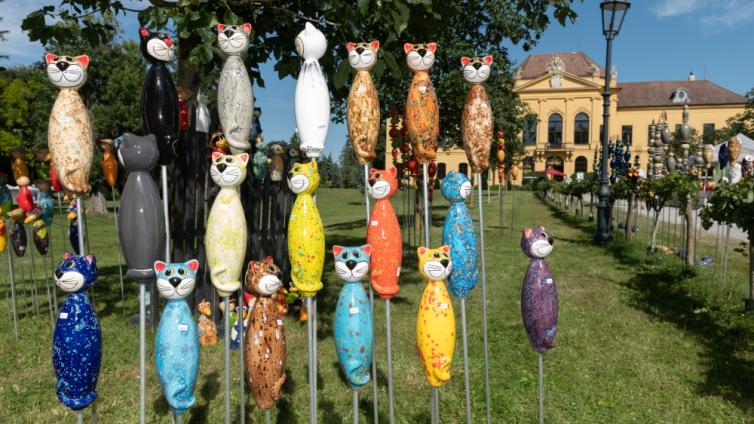 Gartendekoration vor Schloss Eckartsau © ÖBf-Archiv Gartendeko in Form von bunten Katzen vor der barocken Westfassade von Schloss Eckartsau
