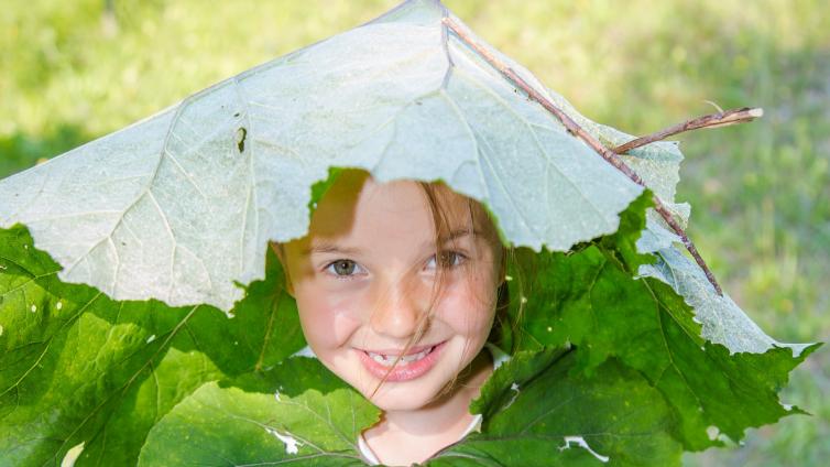 Kind mit Hut aus einem Blatt