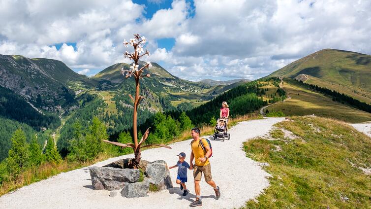 Bergpromenade Brunnach mit Speikskulptur