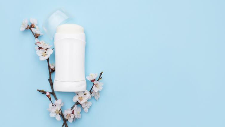 Deo auf blauem Hintergrund