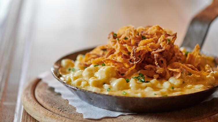 Käsespätzle mit Zwiebeln drauf in einer Pfanne