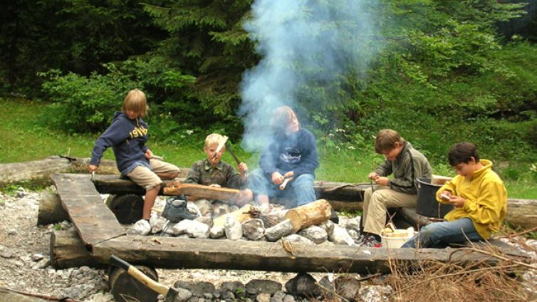 Echte Kerle Vater und Sohn in der Wildnis