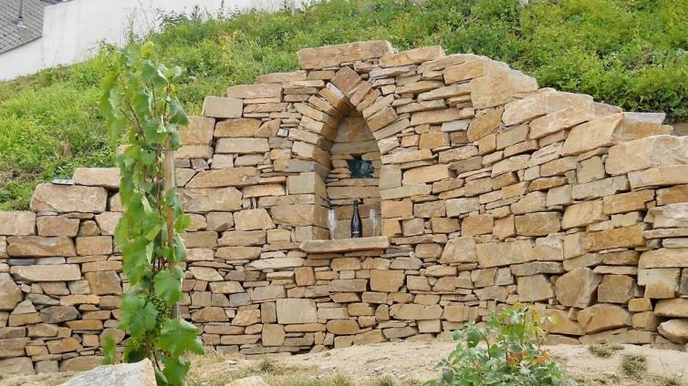 Steinwand mit Weinzubehör