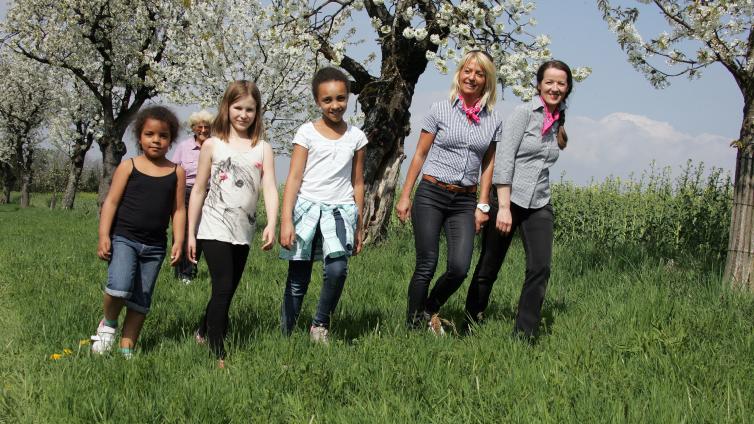 no-reuse-Kirschblütenwanderung-c-Naturpark Obst-Hügel-Land.jpg © Naturpark Obst-Hügel-Land no reuse Kirschblütenwanderung