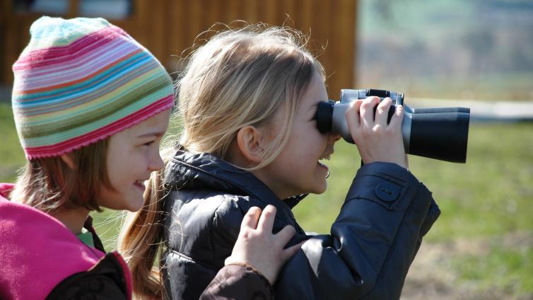 no-reuse-Kleine Vogelforscher unterwegs im Naturpark-c-Naturpark Obst-Hügel-Land-Andreas Mayer.jpg © Naturpark Obst-Hügel-Land-Andreas Mayer no reuse Kleine Vogelforscher unterwegs im Naturpark