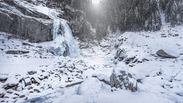 Im Winterreich der Wasserfälle