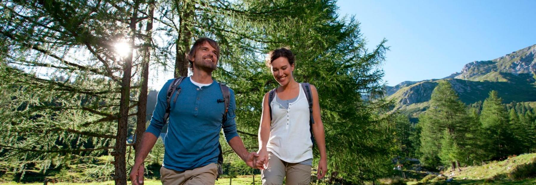 Zwei Menschen gehen im Wald spazieren