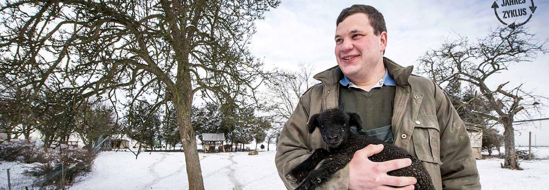 Stefan Hirsch mit einem jungen Lamm