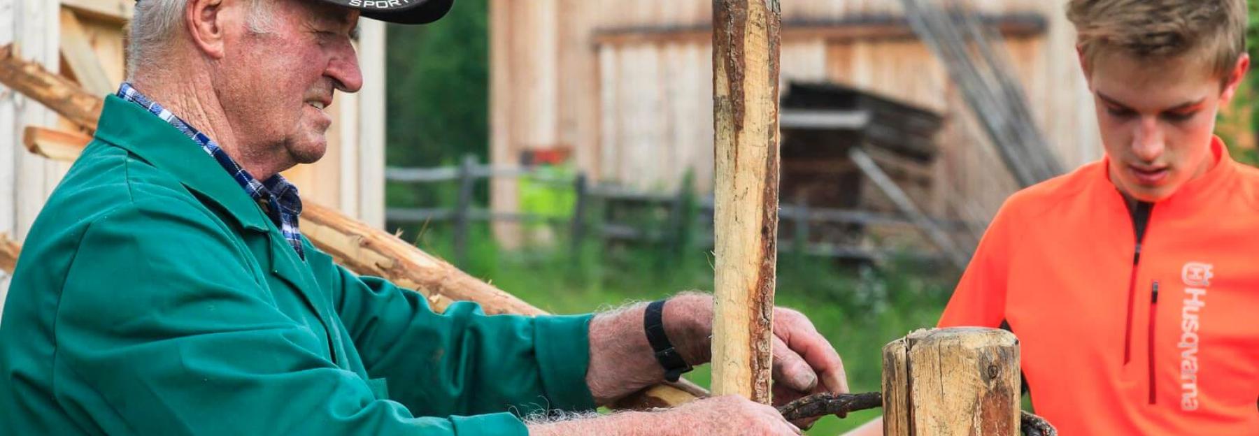 Alte Zäune bauen: Paul Schreilechner, der Lungauer „Zaunkönig“, gibt sein Wissen an die Jungen weiter.