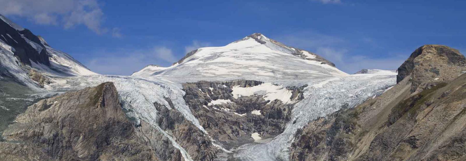 Nur noch dünne Eisstreifen vebinden Nährgebiet und Gletscherzunge