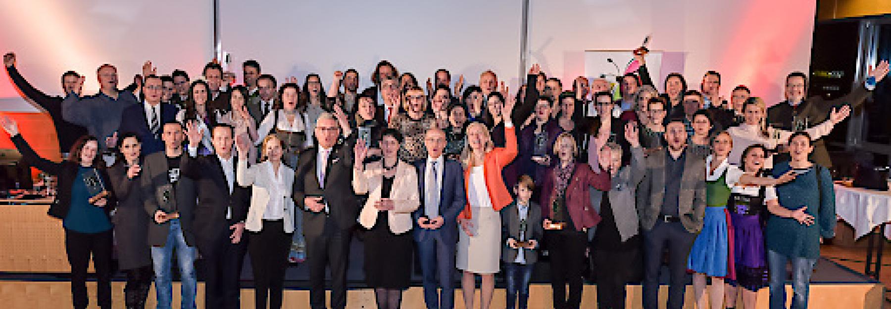 Gruppenfoto der 28 PreisträgerInnen mit Jury des Naturschutzpreises "Die Brennessel"