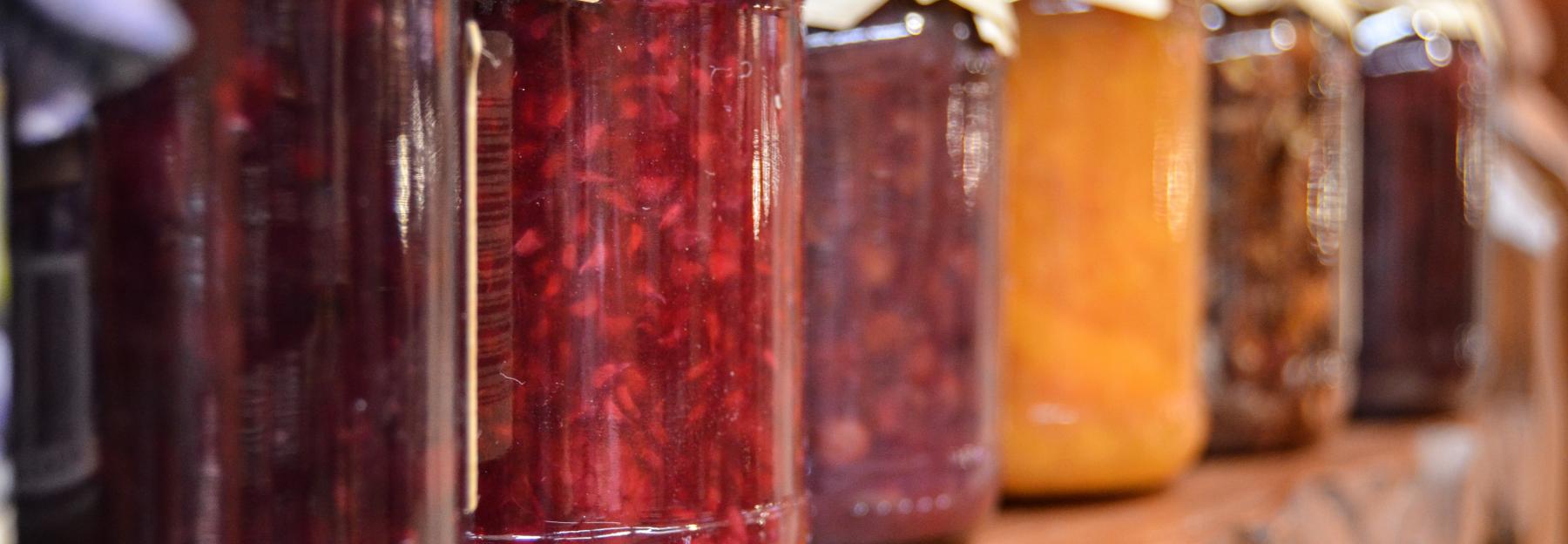 heimische Früchte, als Marmelade im Glas haltbar gemacht