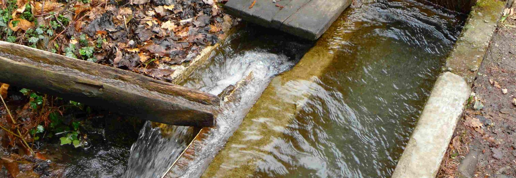 Waal: ein künstlich angelegter Bewässerungsgraben mit Schleuse