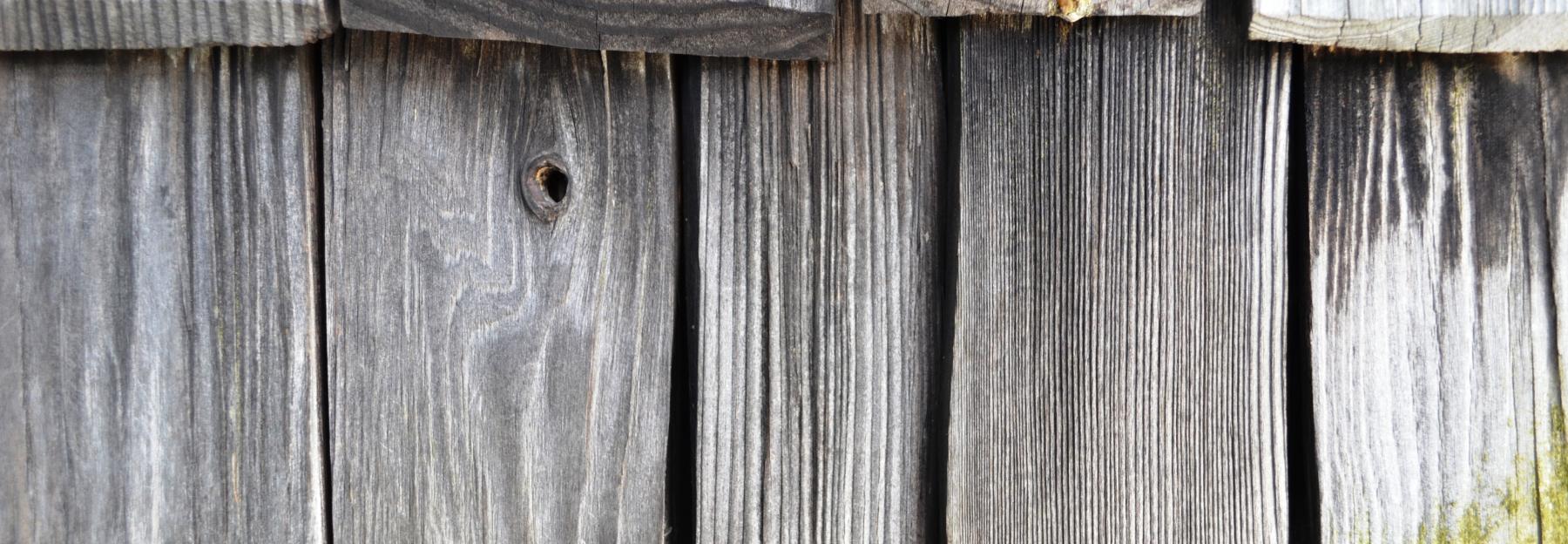 Holzschindel als Fassadenverkleidung, grau verwittert