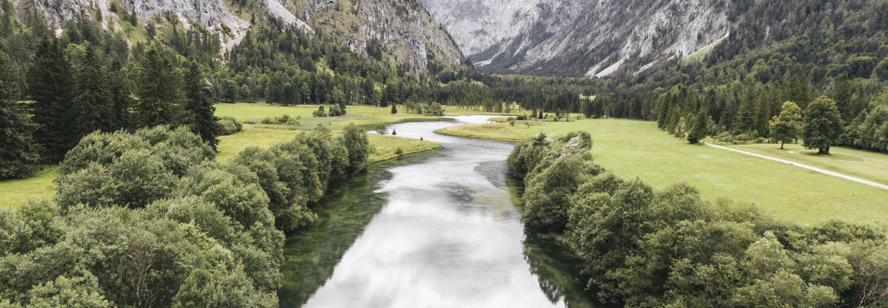 Landschaft im Naturpark, Flusslandschaft zwischen steilen Berghängen