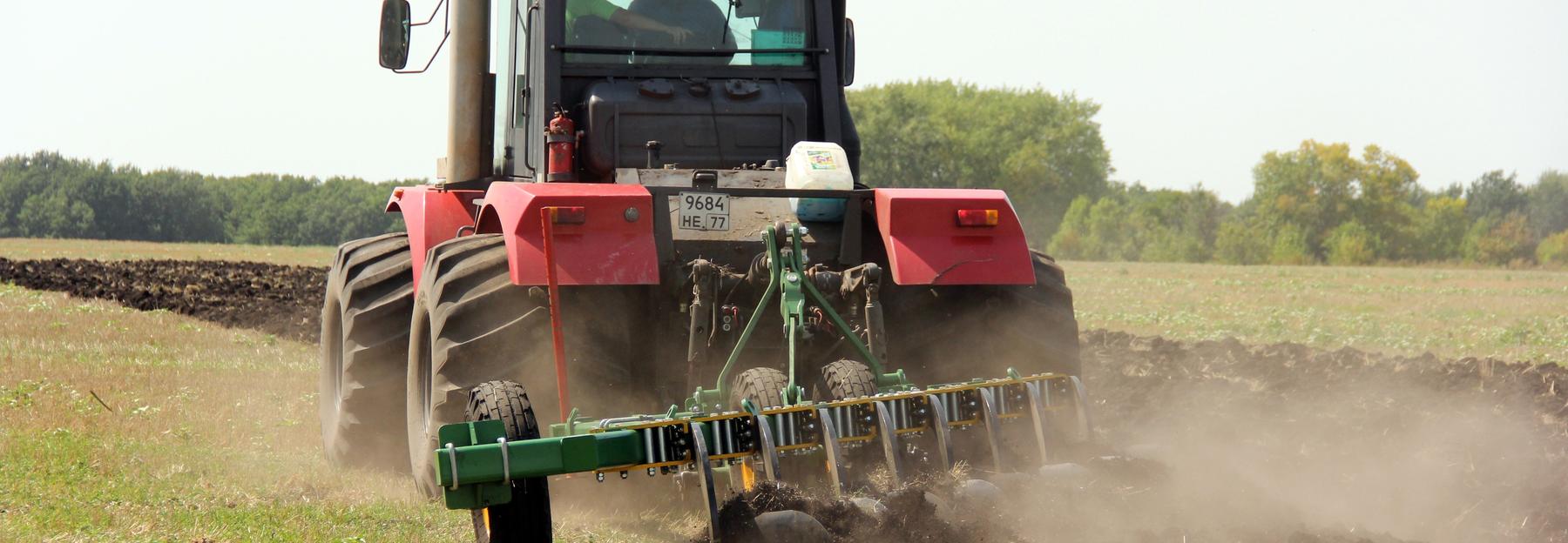 Traktor beim Pflügen