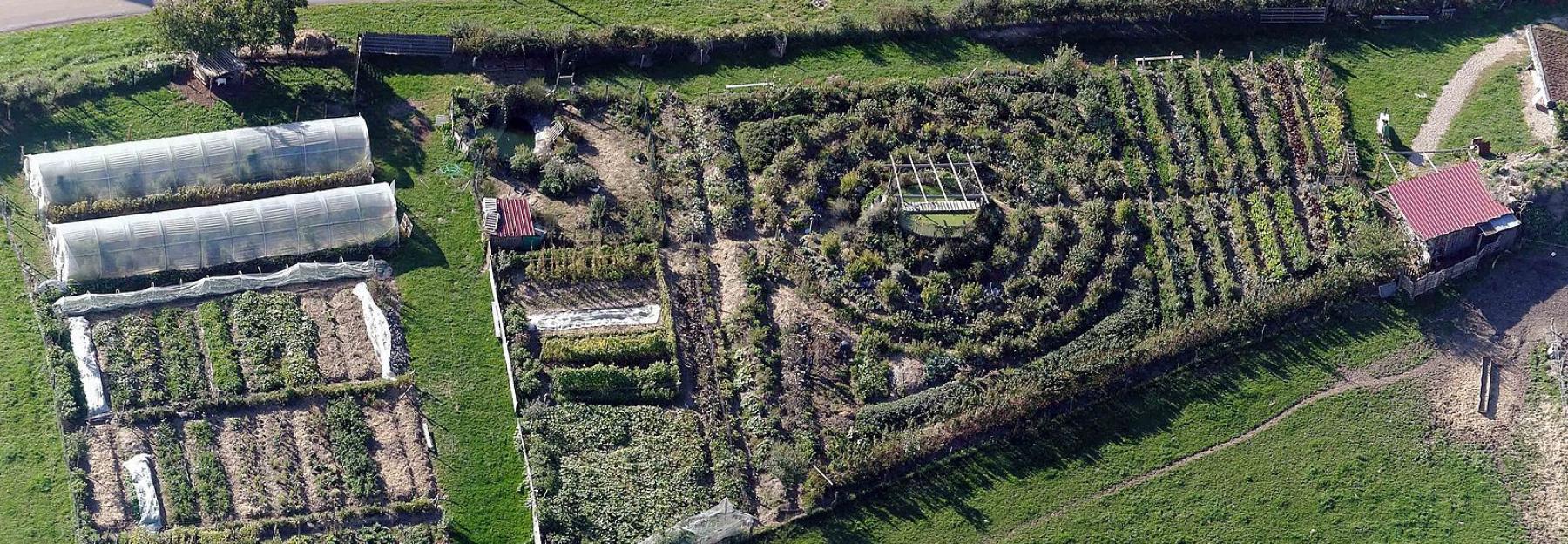 Pädagogischer Garten des Permakultur-Ökodorfs Alôsnys in der Bourgogne