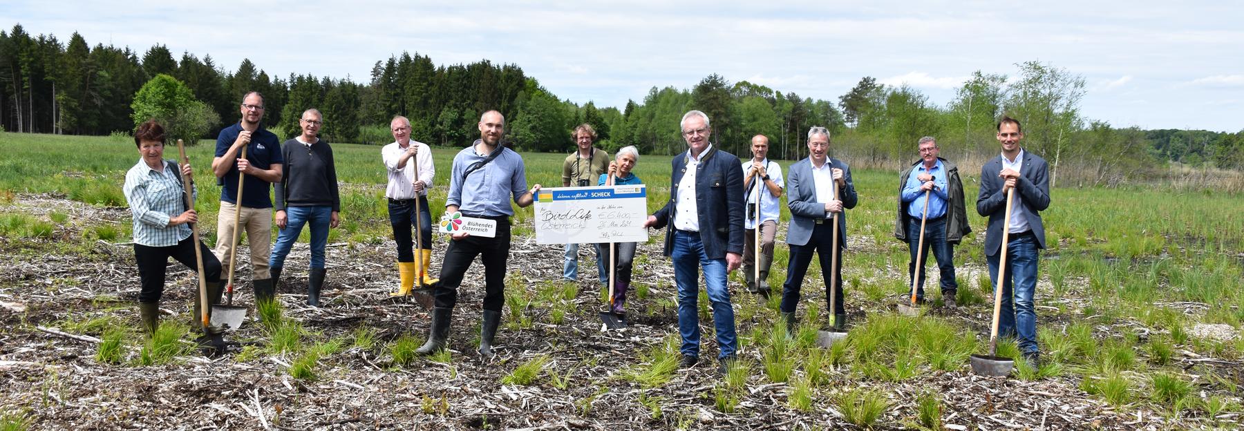 Gruppenbild mit den Projektzuständigen, die beim Spatenstich im Ibmer Moor stehen