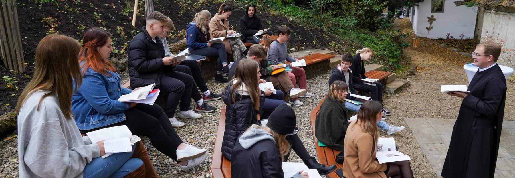 Schüler:innen werden im neuen Grünen Klassenzimmer des Stiftsgymnasiums Seitenstetten unterrichtet